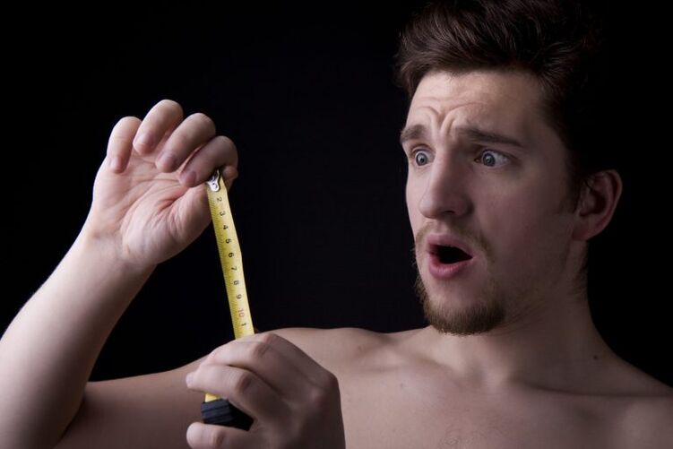 moški je pred povečanjem s črpalko izmeril svoj penis